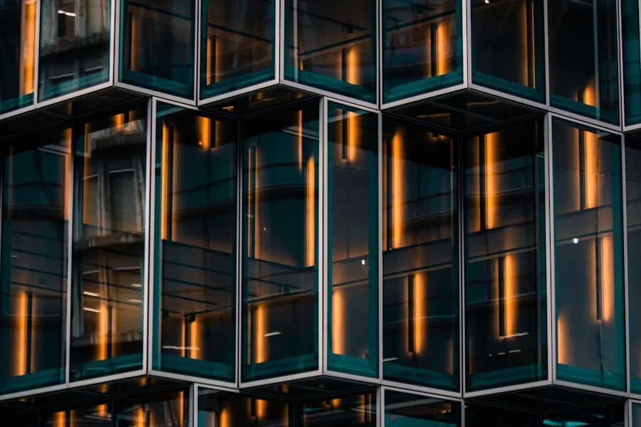 Fachada de vidrio con reflejos nocturnos