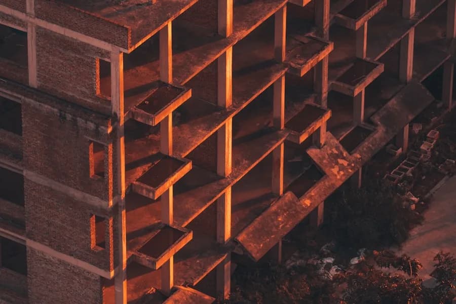 Estructura en construcción al anochecer