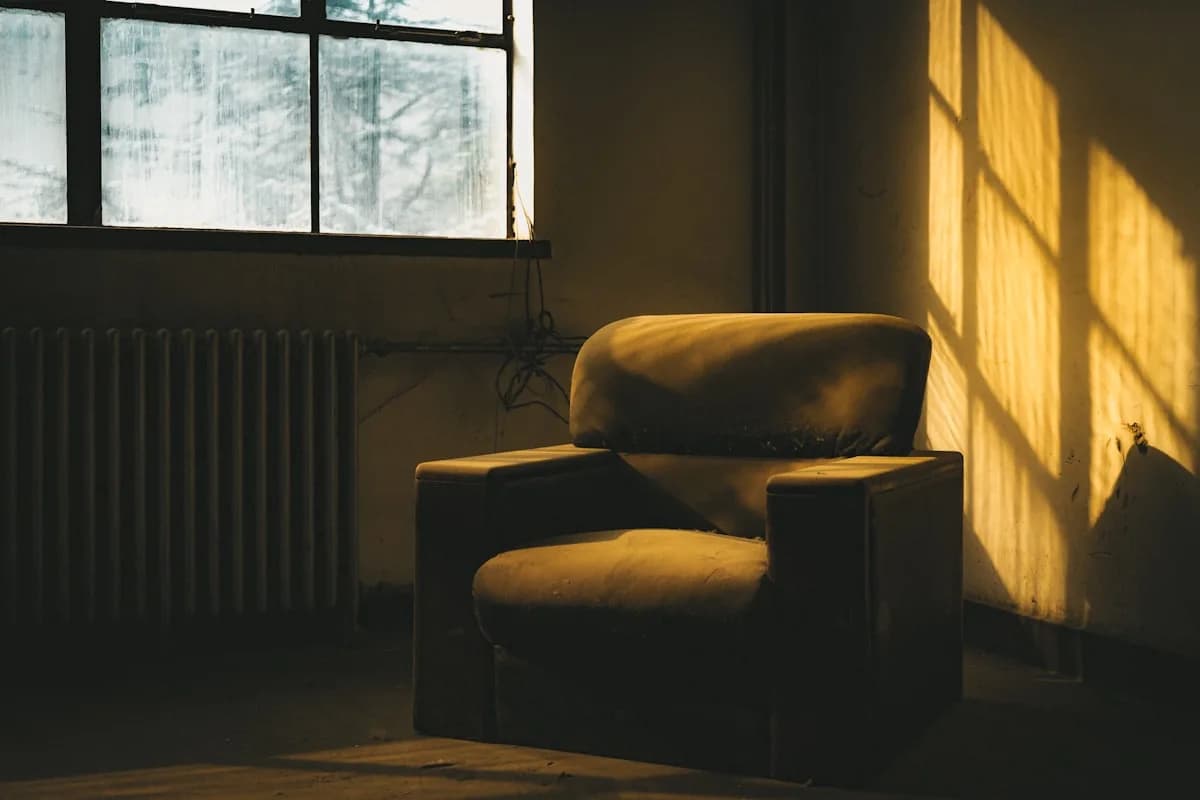 Interior sereno con luz de mañana