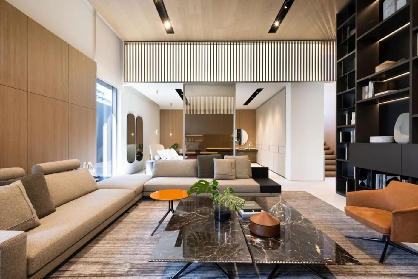 Salón contemporáneo con ventanales