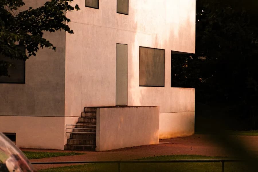 Exterior de vivienda contemporánea con luz cálida