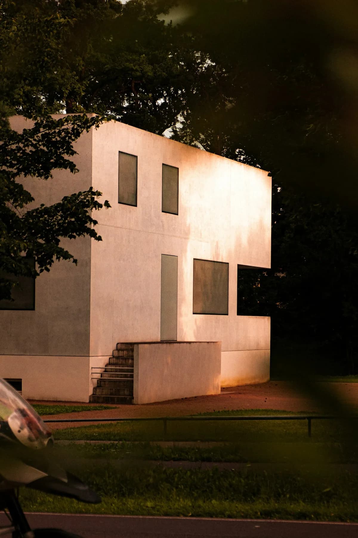 Exterior de vivienda contemporánea con luz cálida