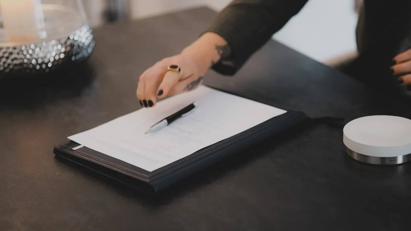 Documentos sobre una mesa de trabajo