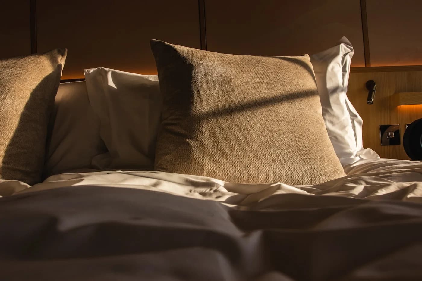Suite preparada con luz de mañana