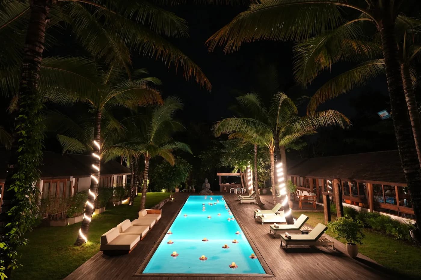 Piscina de complejo con tumbonas