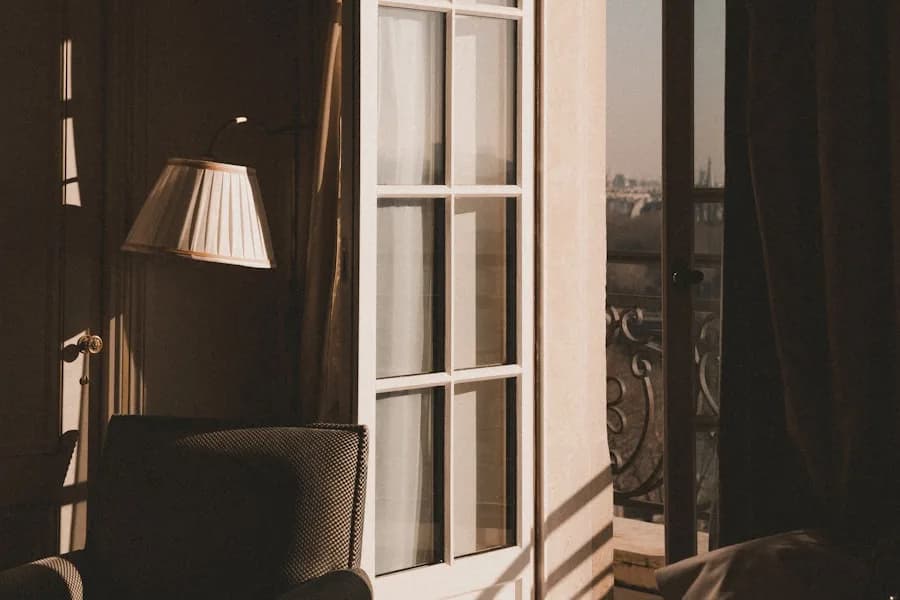 Interior de suite con luz cálida al anochecer