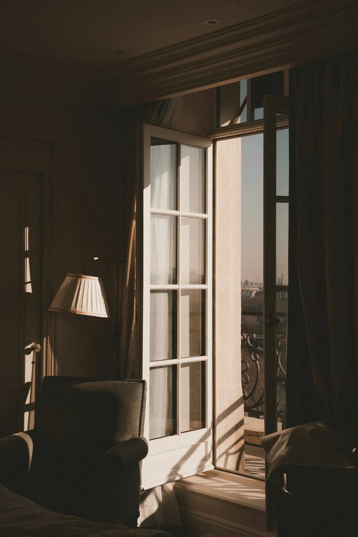 Interior de suite con luz cálida al anochecer