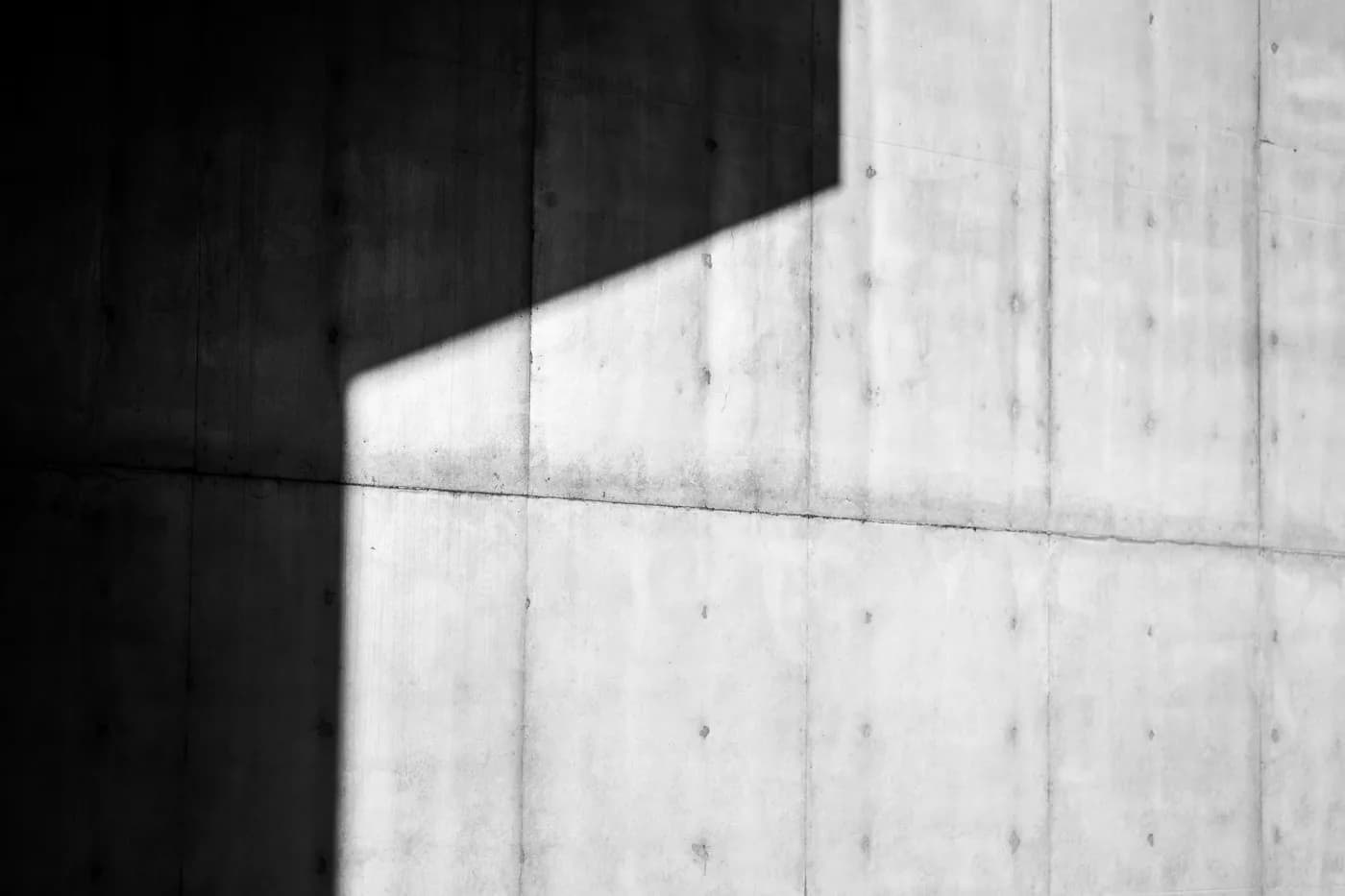 Detalle de hormigón con luz y sombra