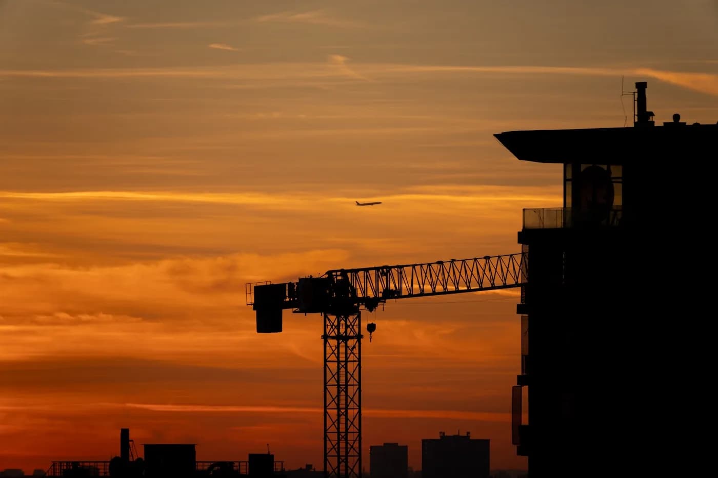 Grúa de construcción al anochecer