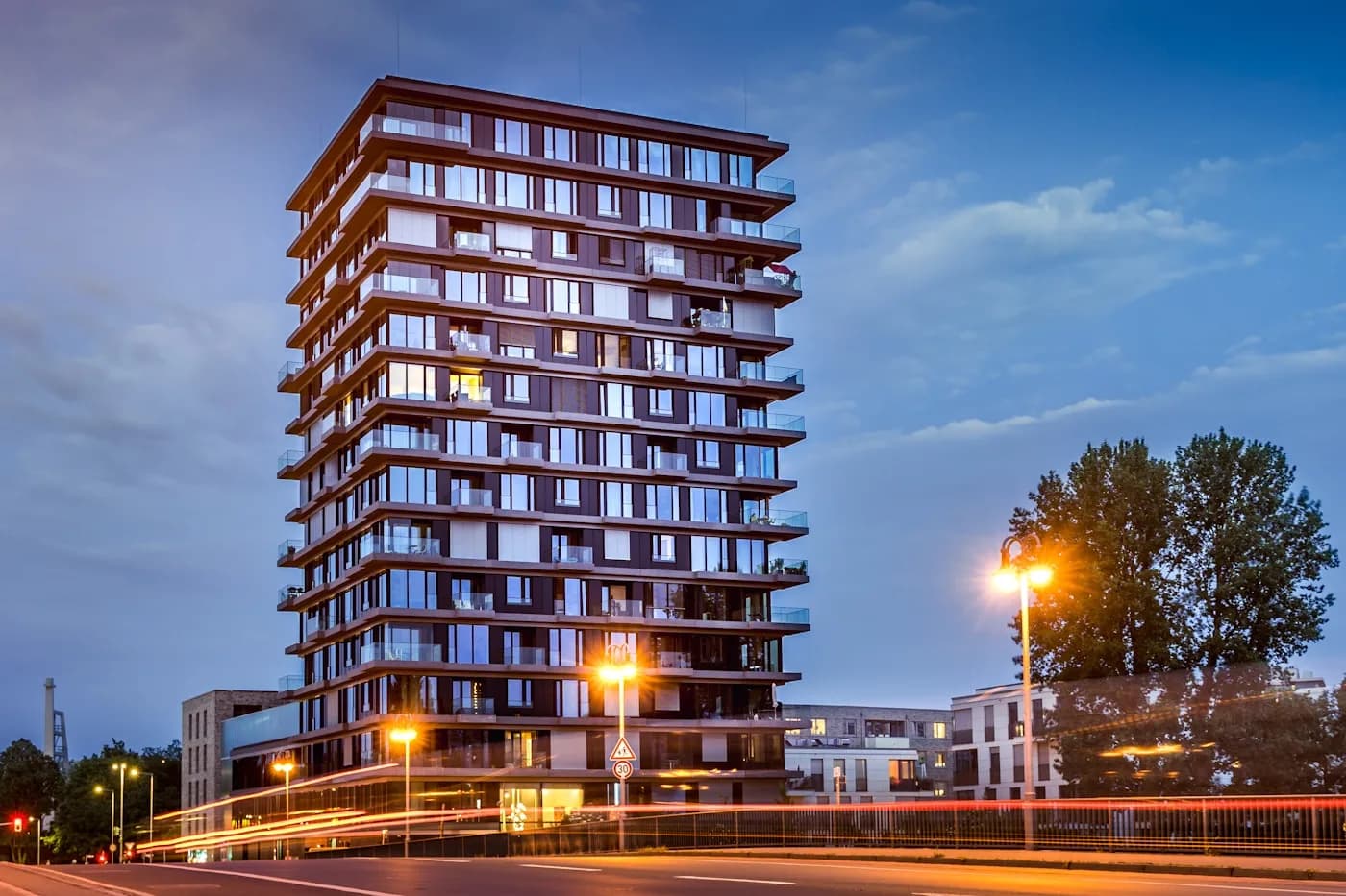 Edificio residencial terminado al anochecer