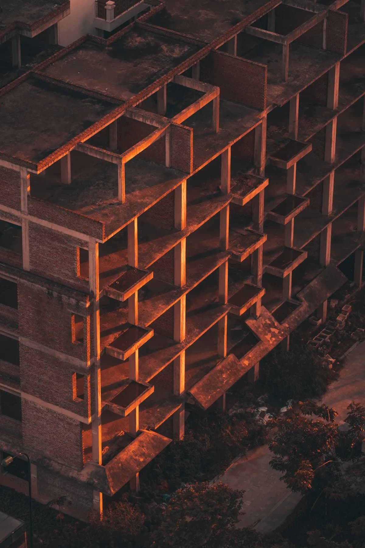 Estructura en construcción al anochecer